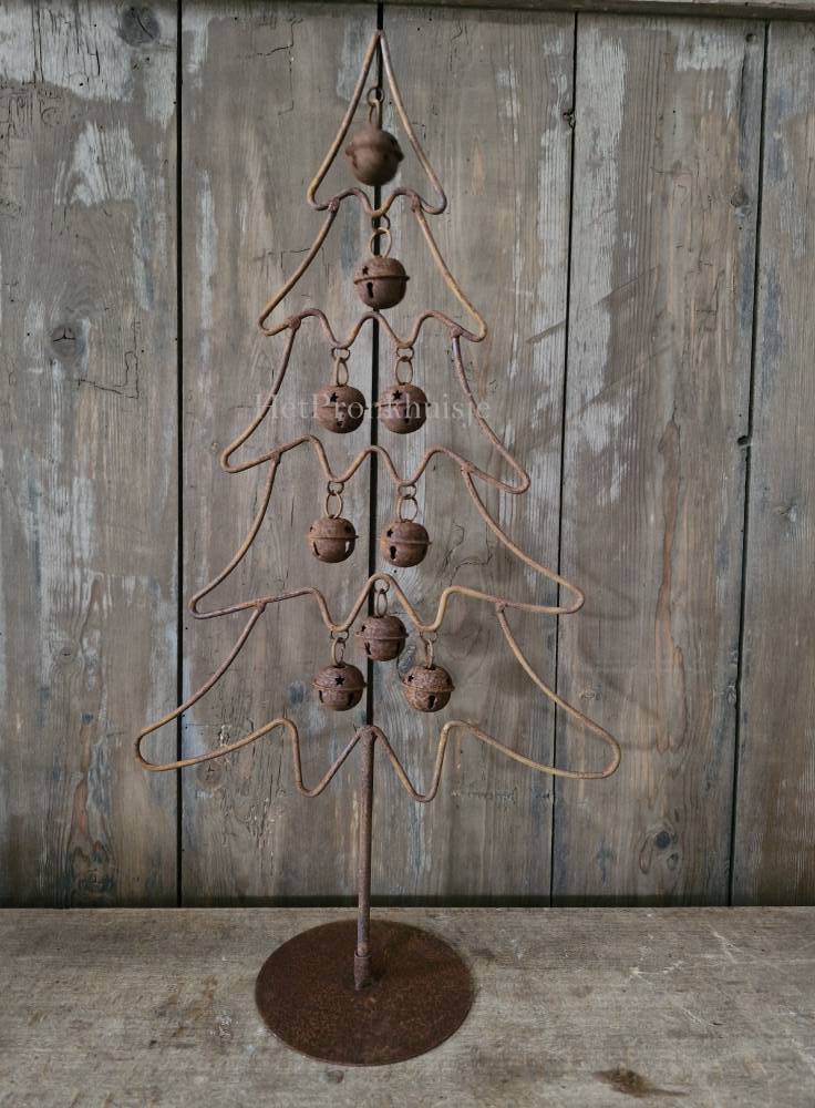 Roestige kerstboom met belletjes