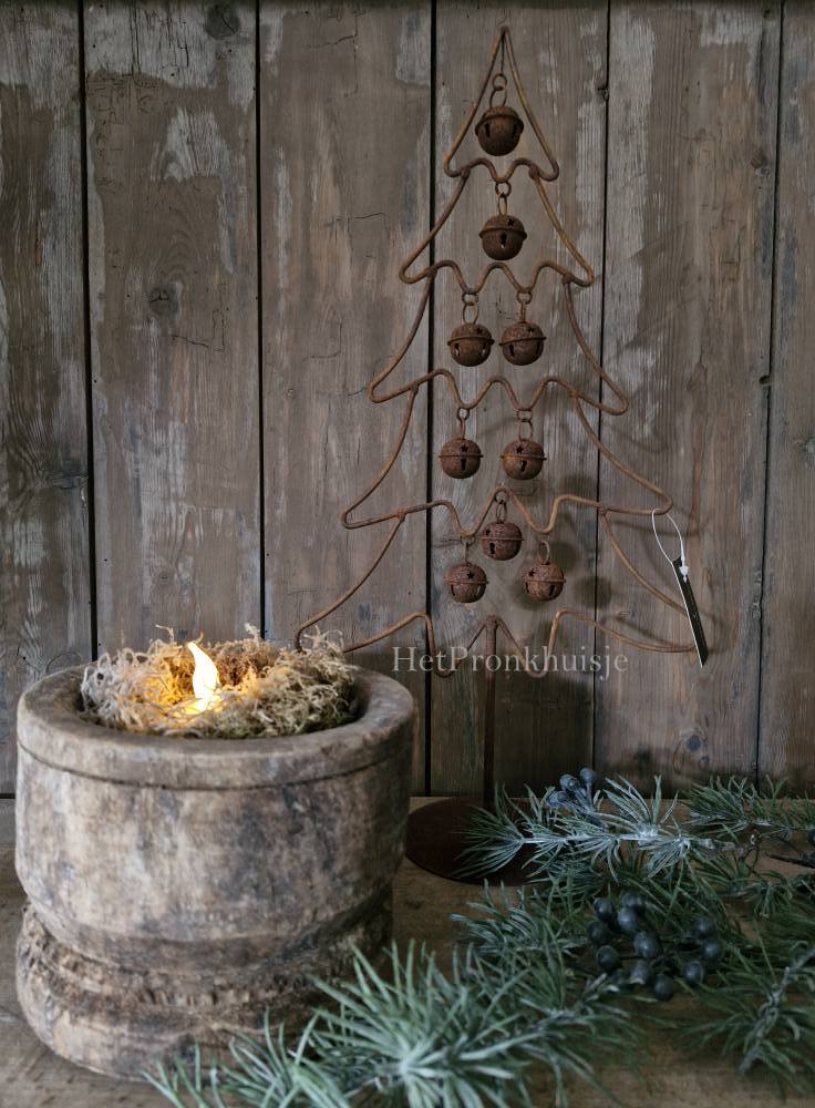 Roestige kerstboom met belletjes