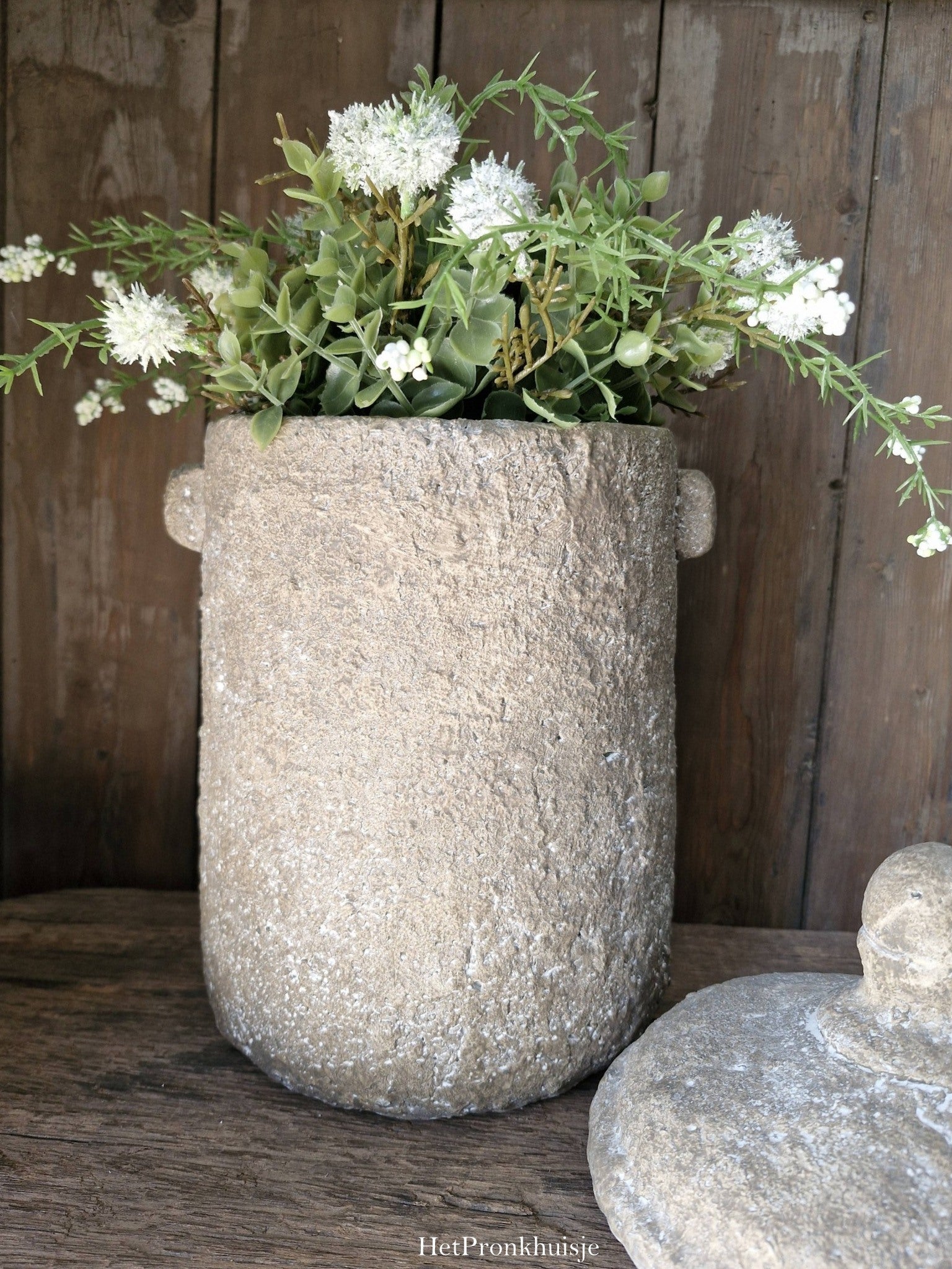 Rustieke pot met deksel. Ernie