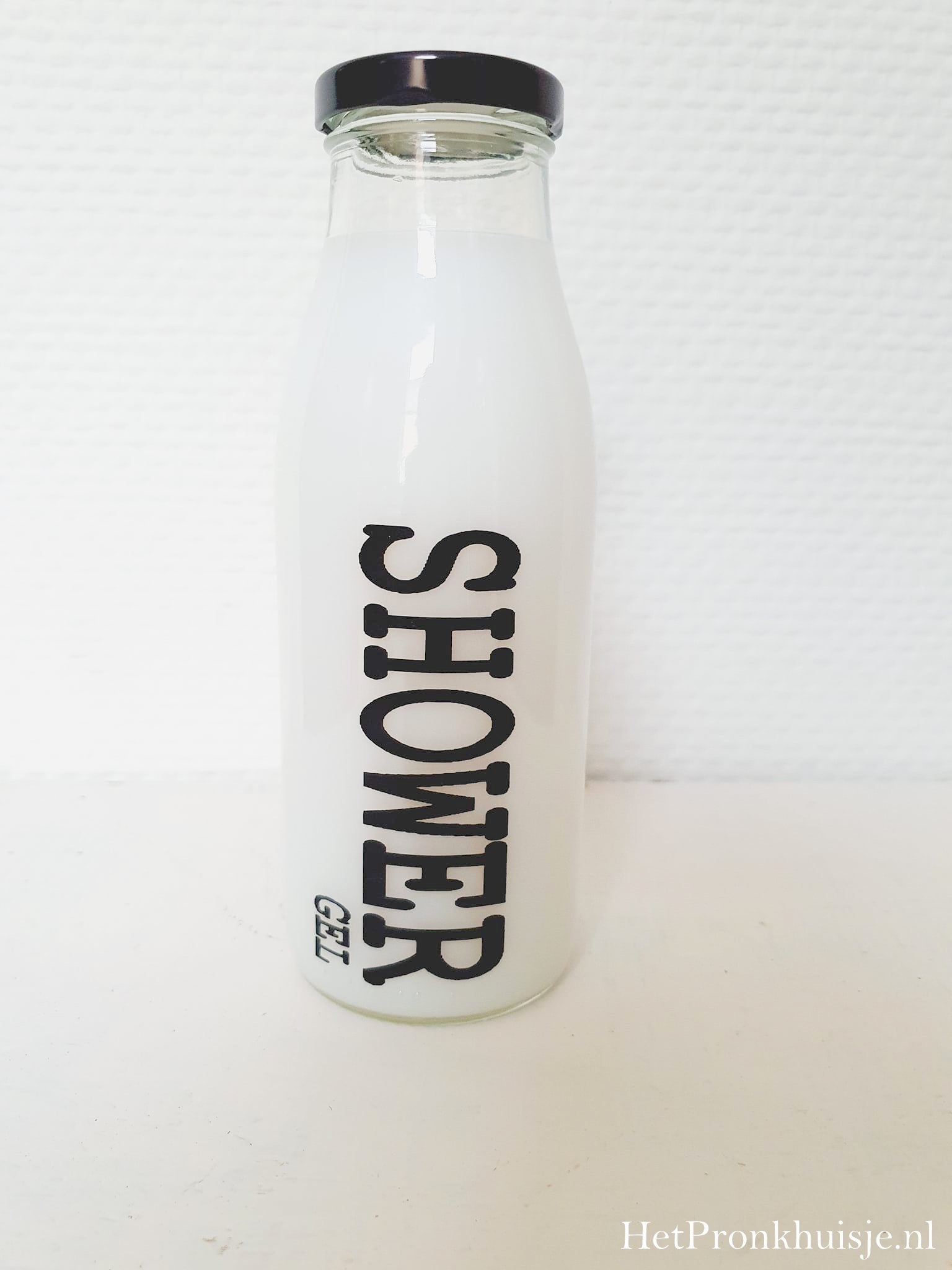(Op) de Maalzolder. Showergel wit zwart.