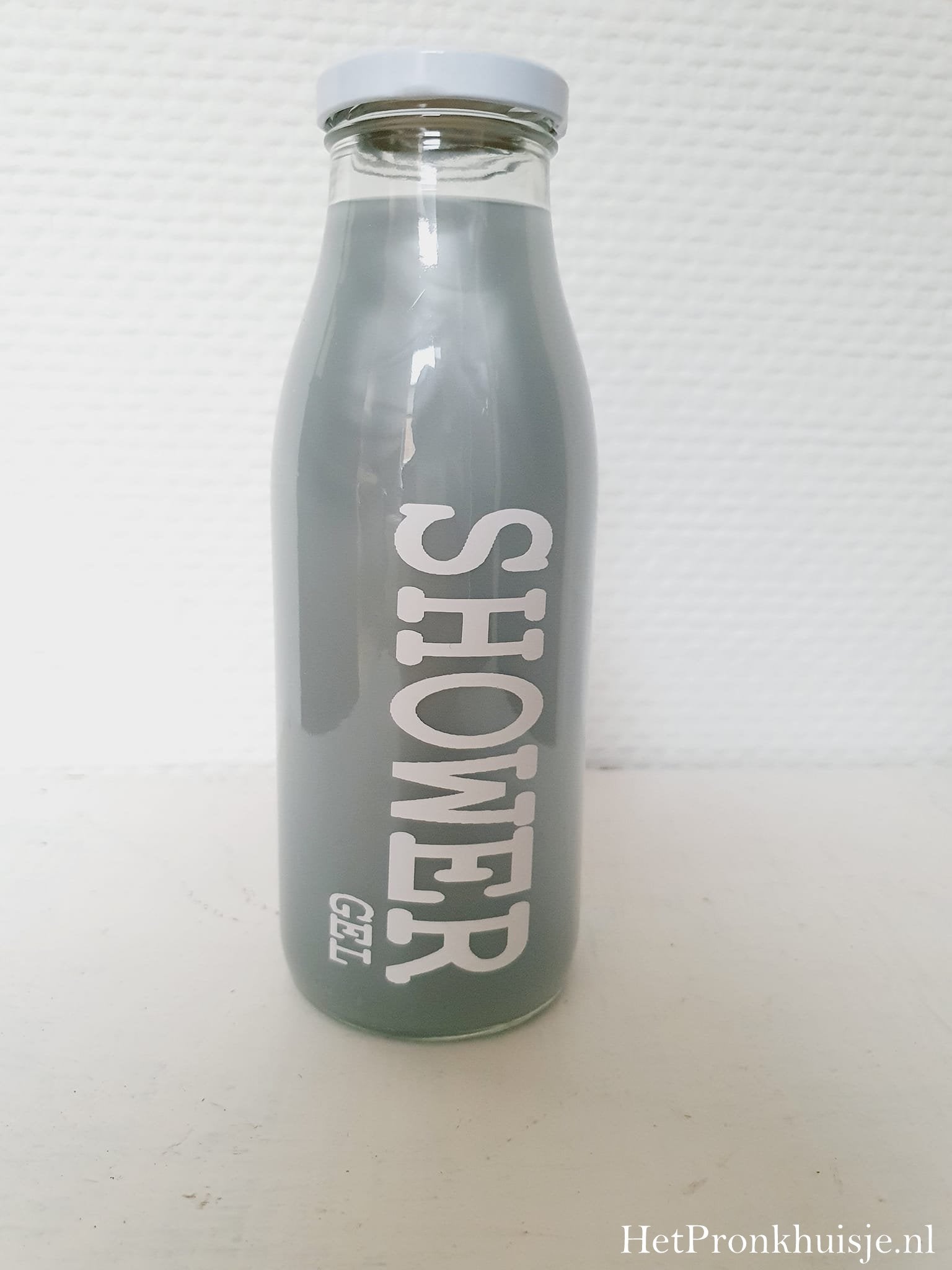 (Op) de Maalzolder. Showergel grijs wit.