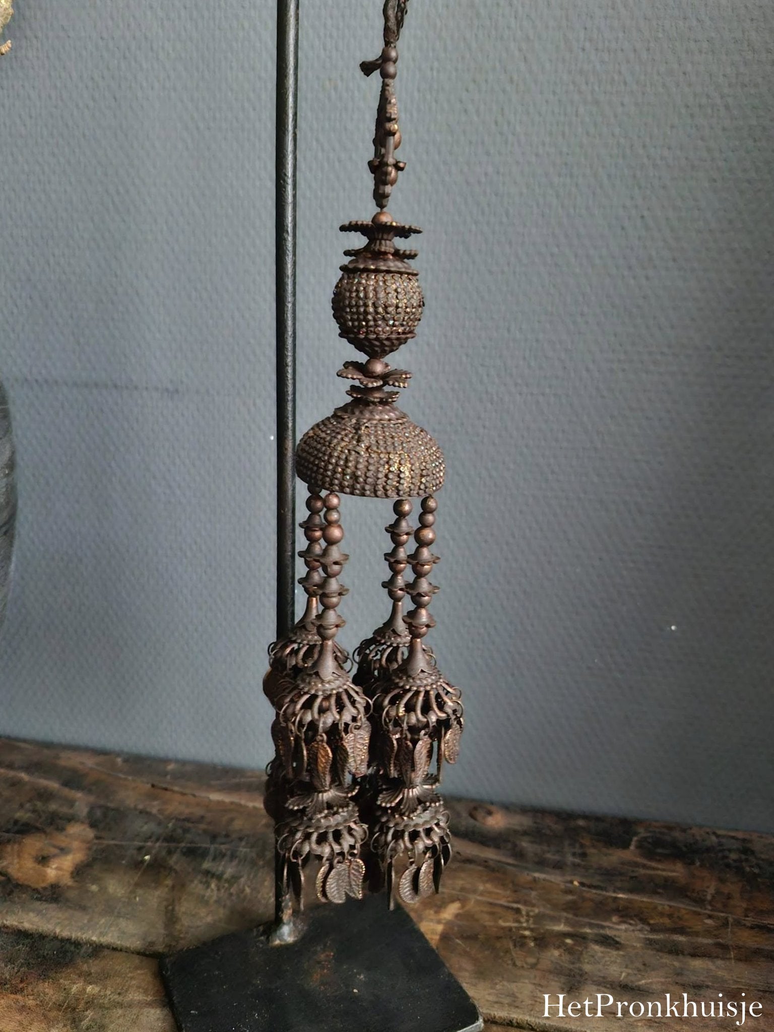 Sober ornament op standaard