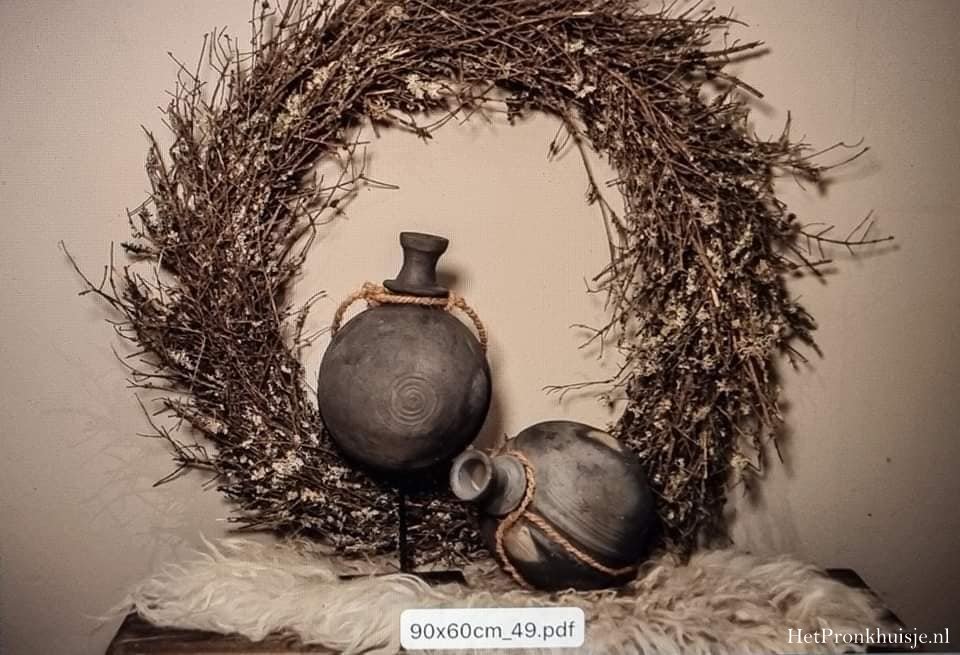 Spatscherm. Krans met kruiken
