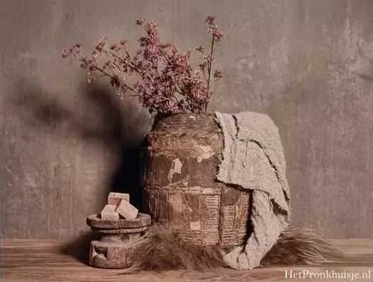 Spatscherm. Mand met shabby doek.