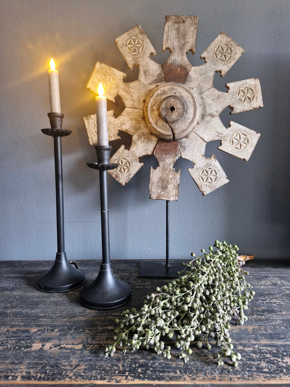 Spinnewiel op metalen voet