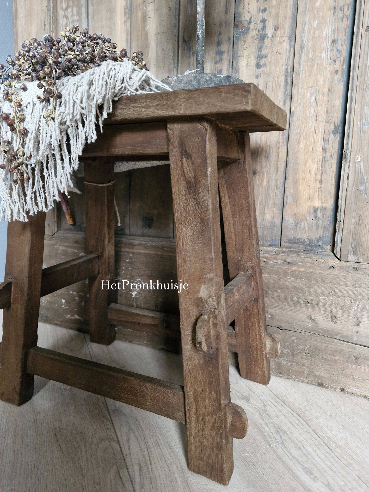 Stoere houten kruk