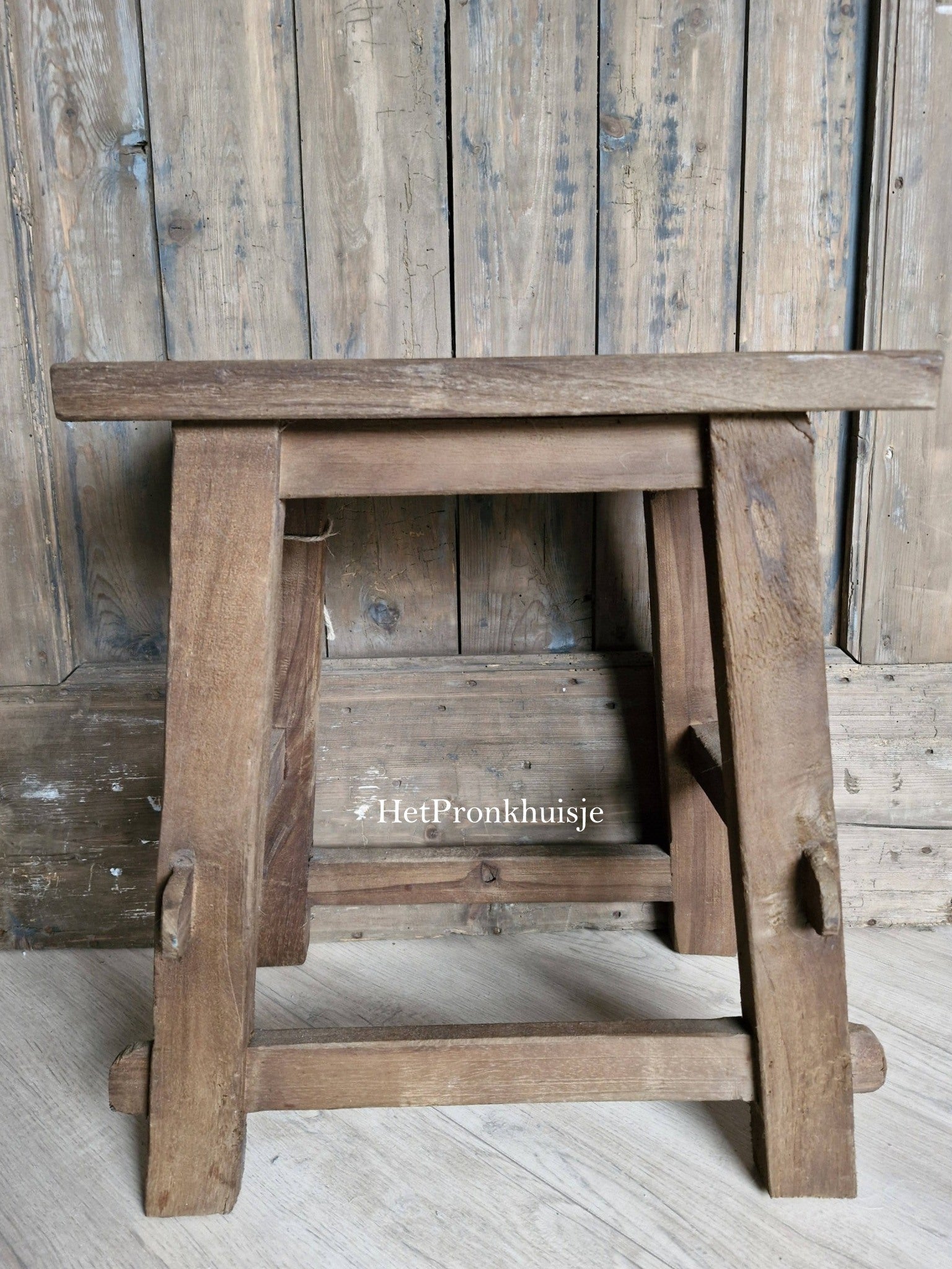 Stoere houten kruk