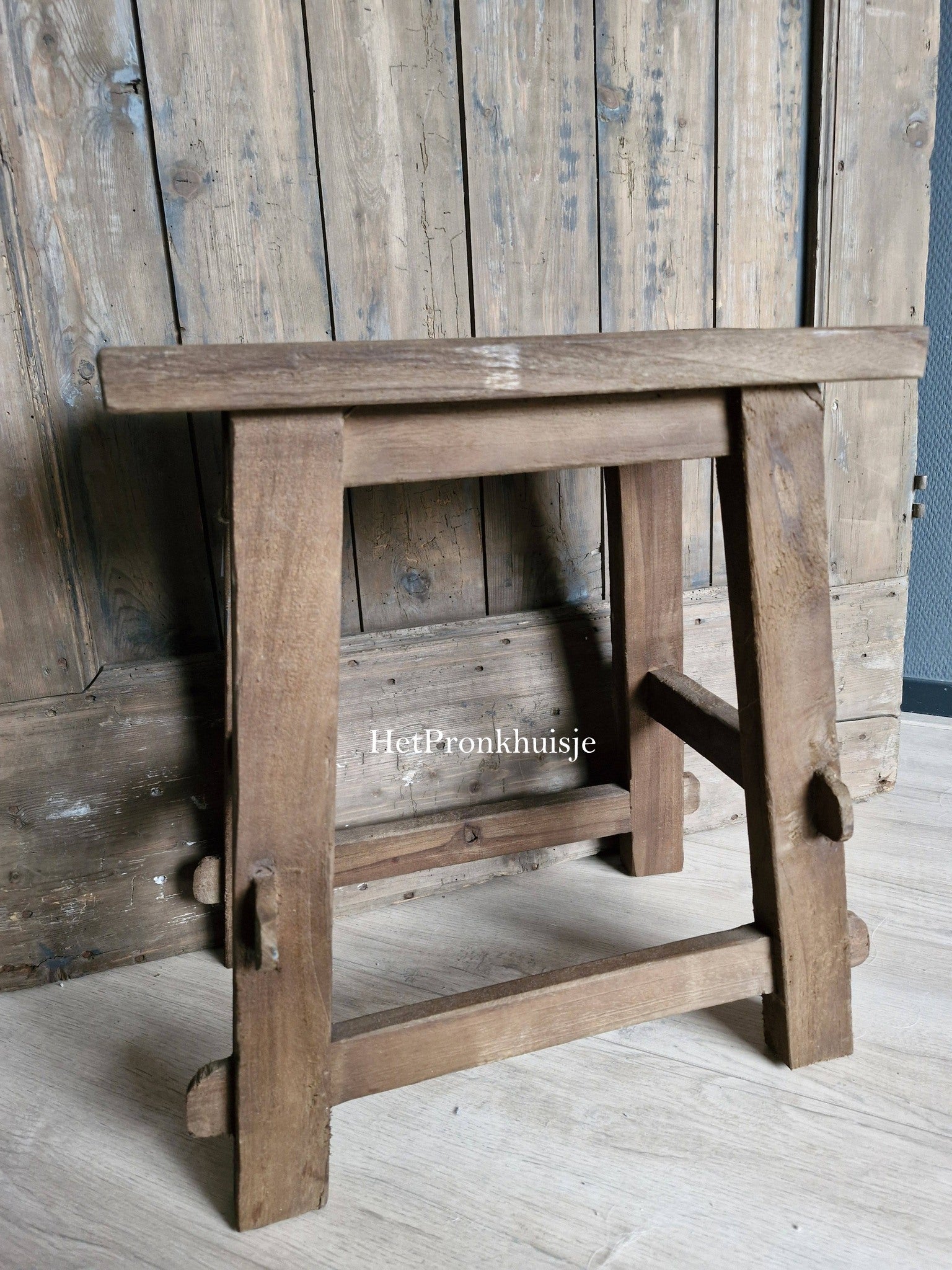 Stoere houten kruk