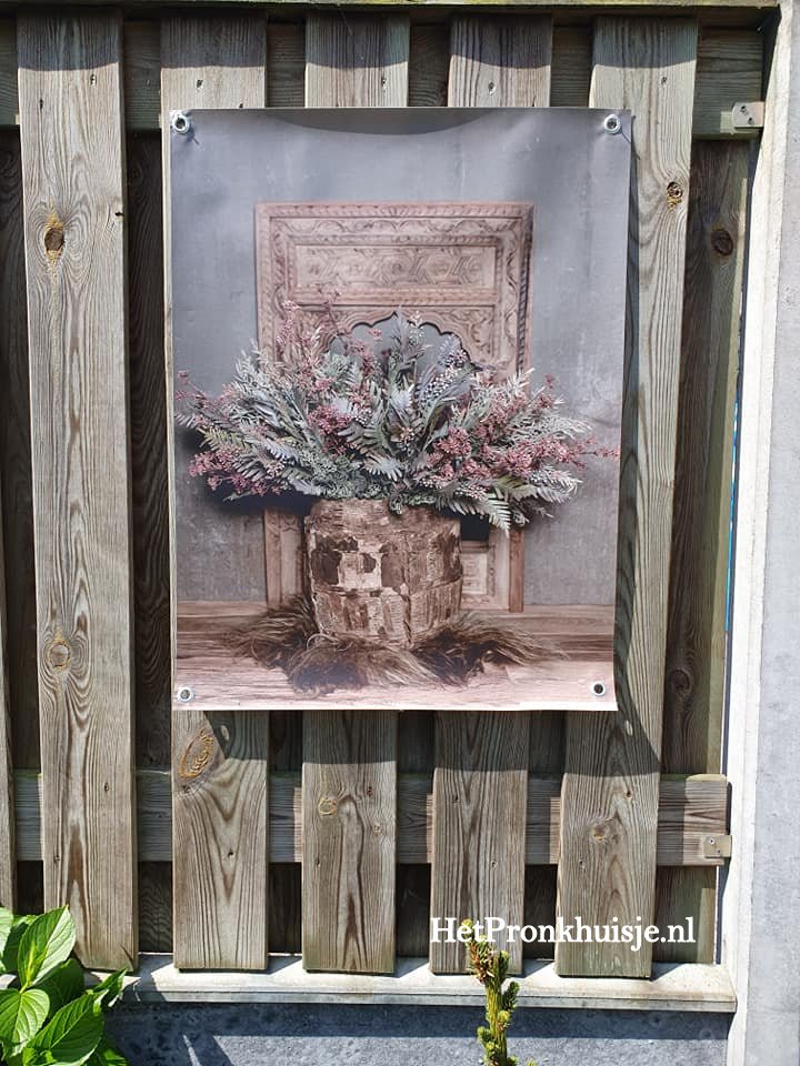 Tuinposter. Raam met oude mand