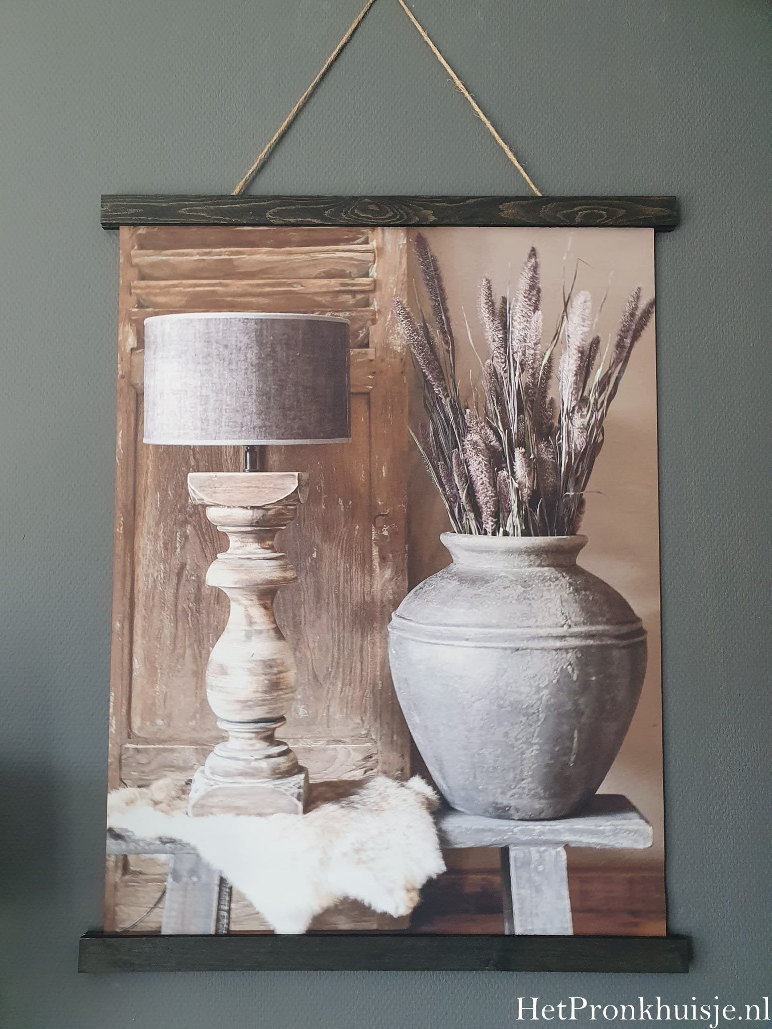 Wanddoek. Balusterlamp met kruik.