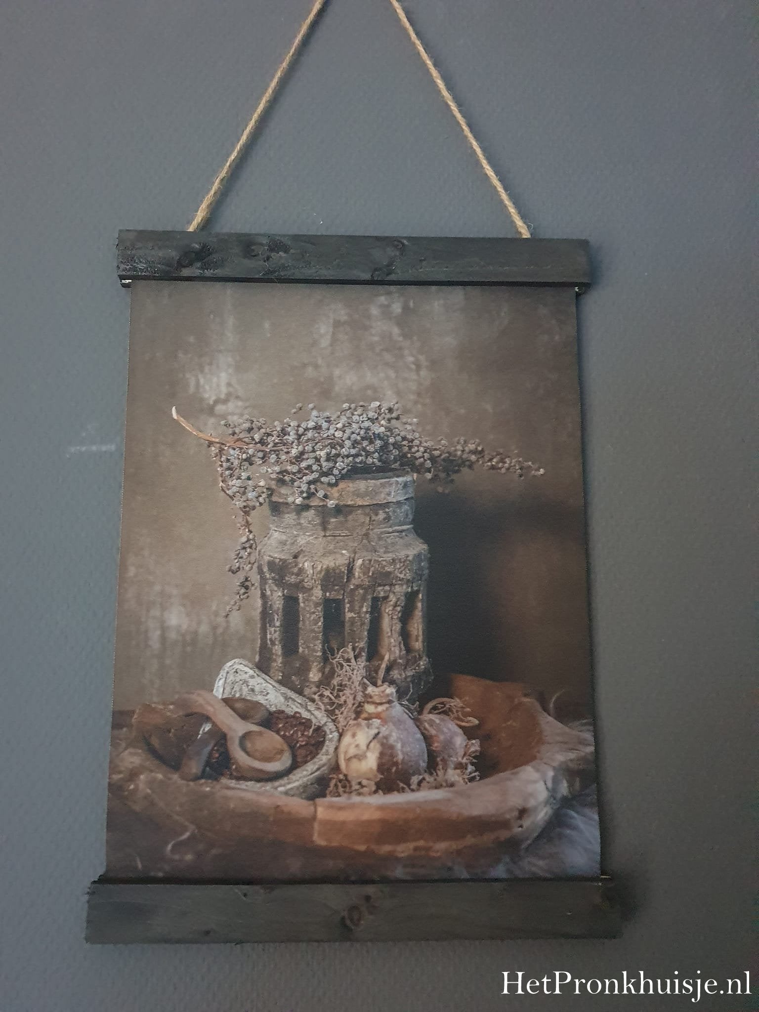 Wanddoek. Houten naaf in schaal.