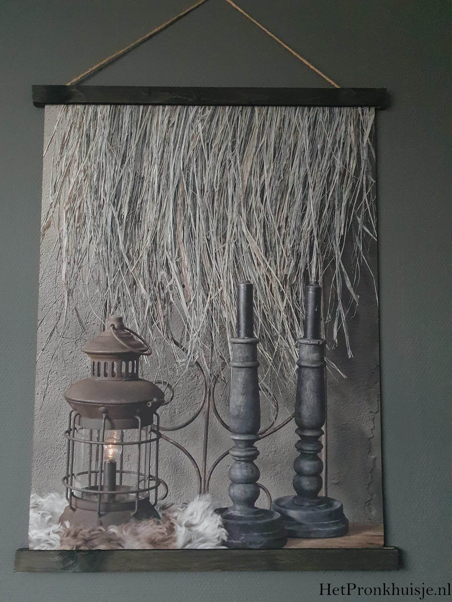 Wanddoek. Kandelaren met stormlamp.