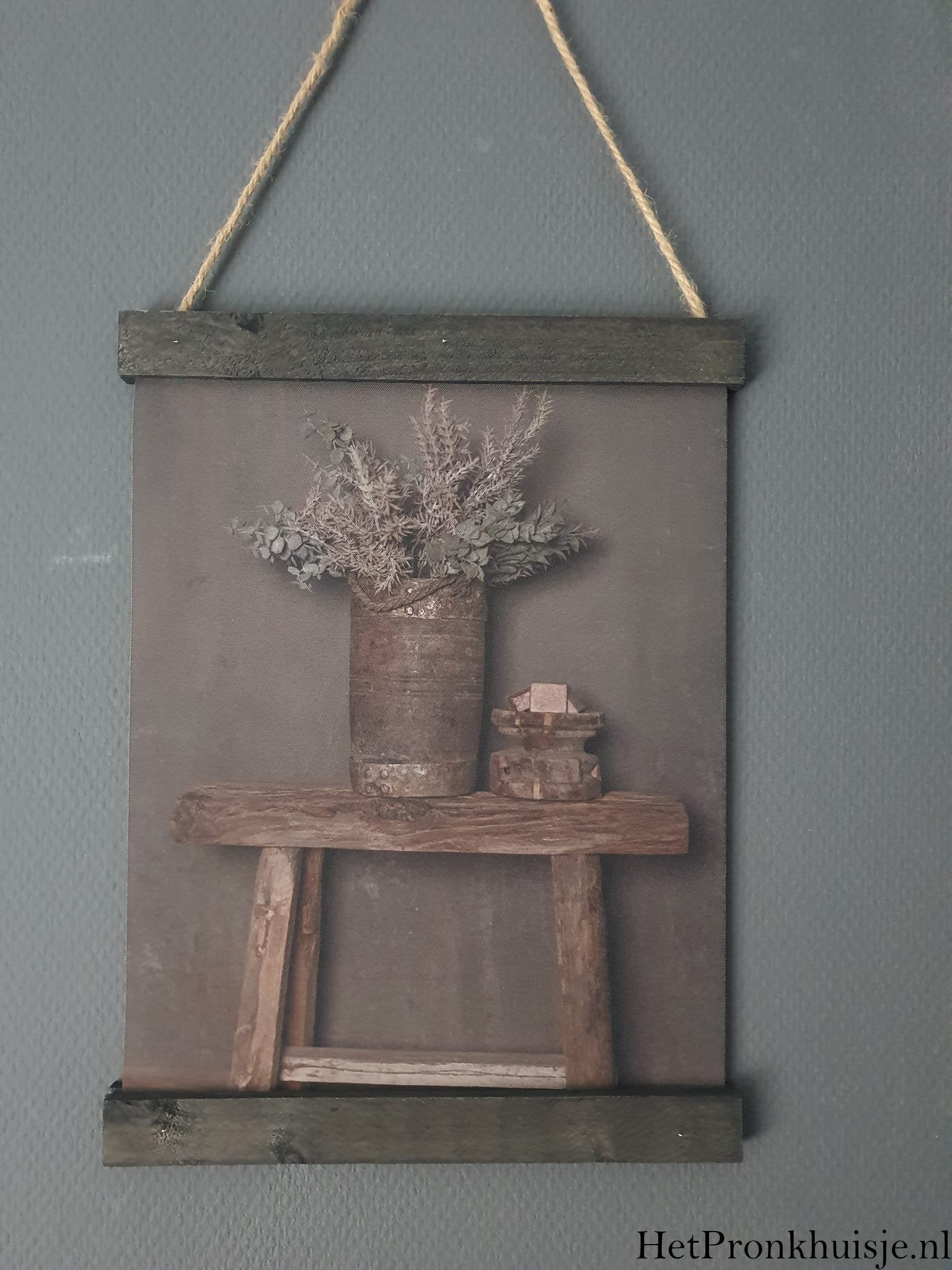 Wanddoek. Kruik met decoratie.