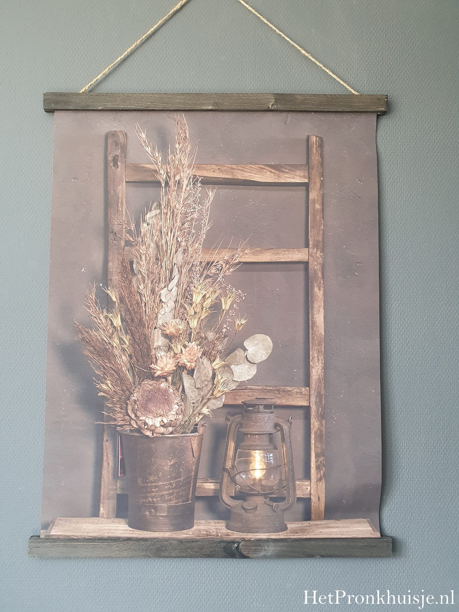 Wanddoek. Ladder met gedroogd boeket