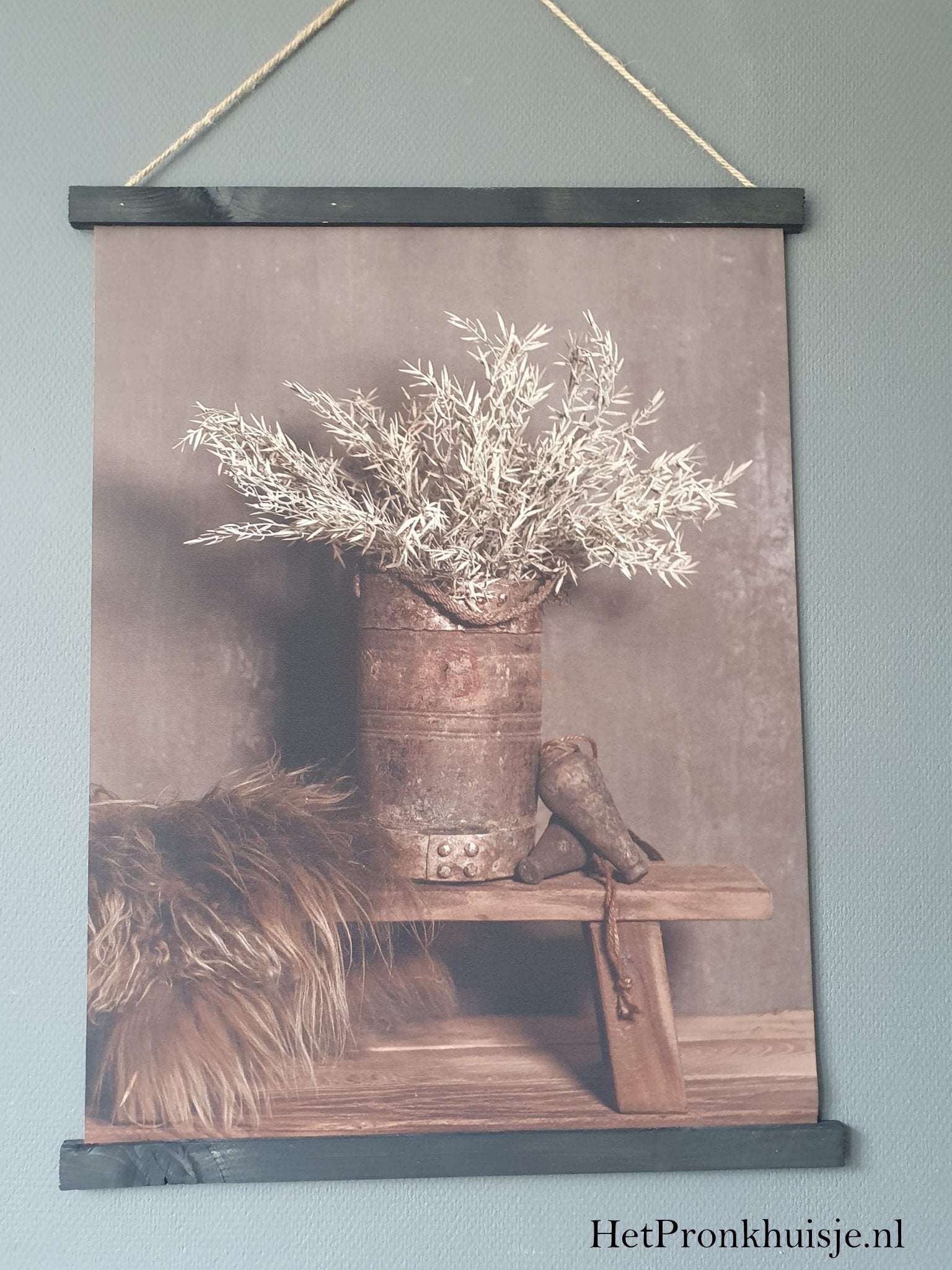 Wanddoek. Nepalese vaas op kruk.