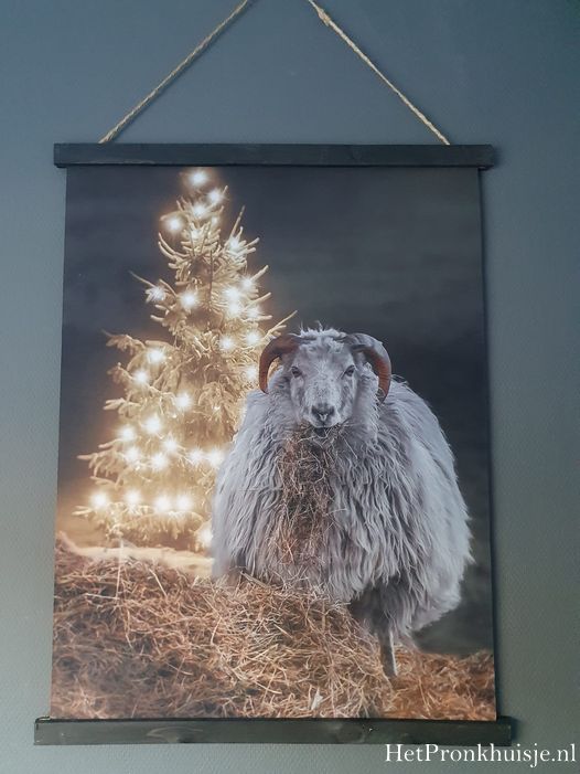 Wanddoek. Schaap bij kerstboom.