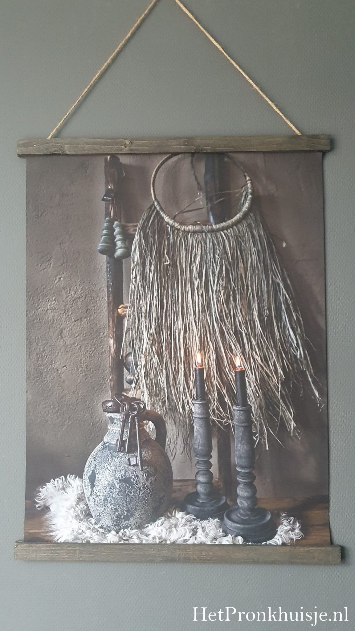 Wanddoek. Wandhanger met kruikje.