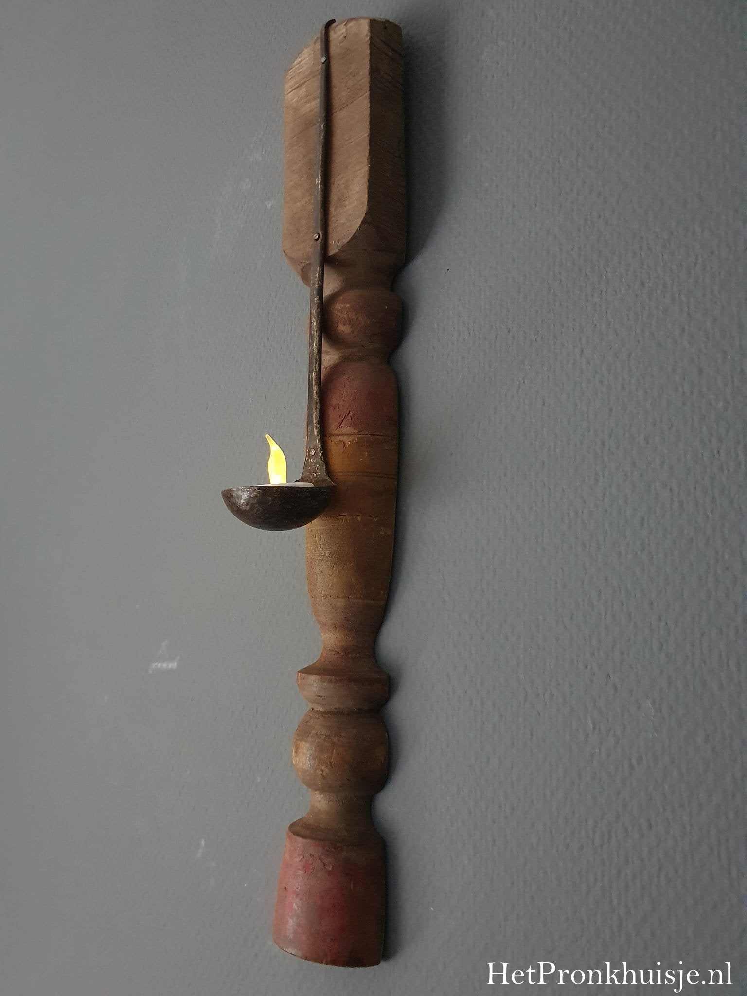 Wandkandelaar met lepel.