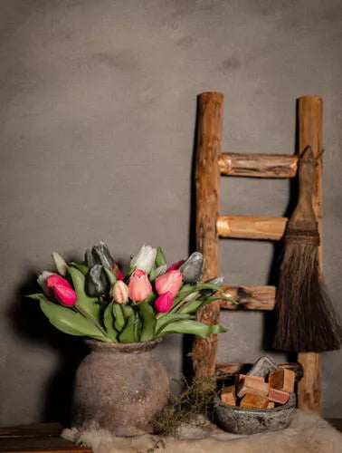 Wanddoek. Ladder met pot tulpen.