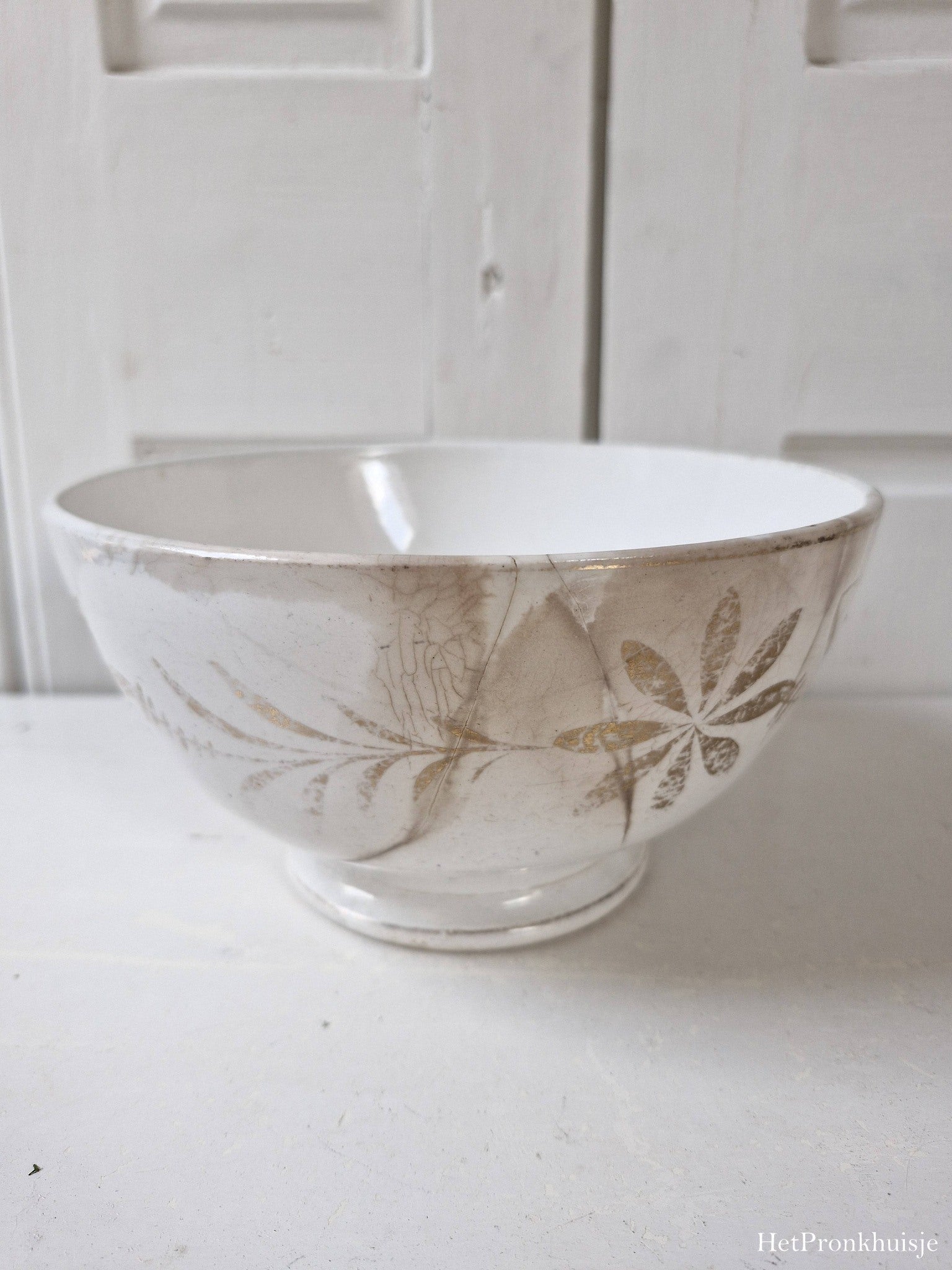 Brocante kom met gouden versiering