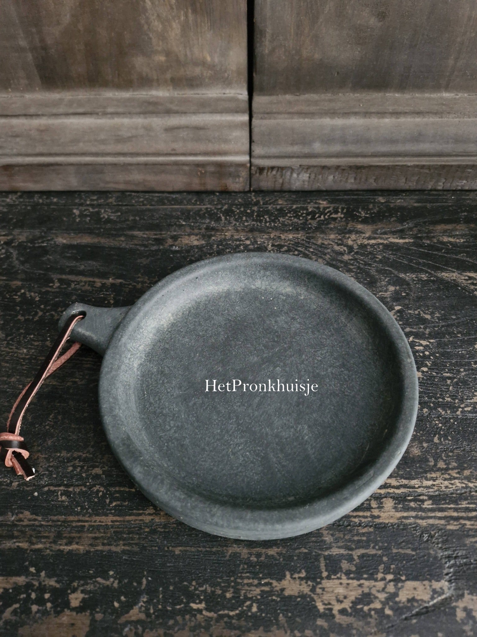 Brynxz. Plate with handle. Majestic Vintage S