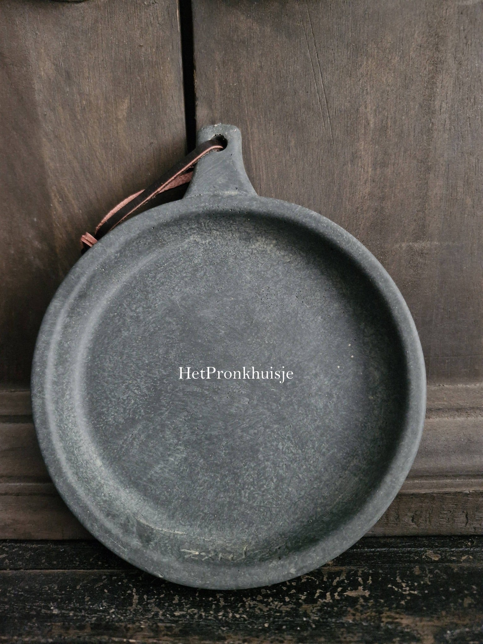 Brynxz. Plate with handle. Majestic Vintage S