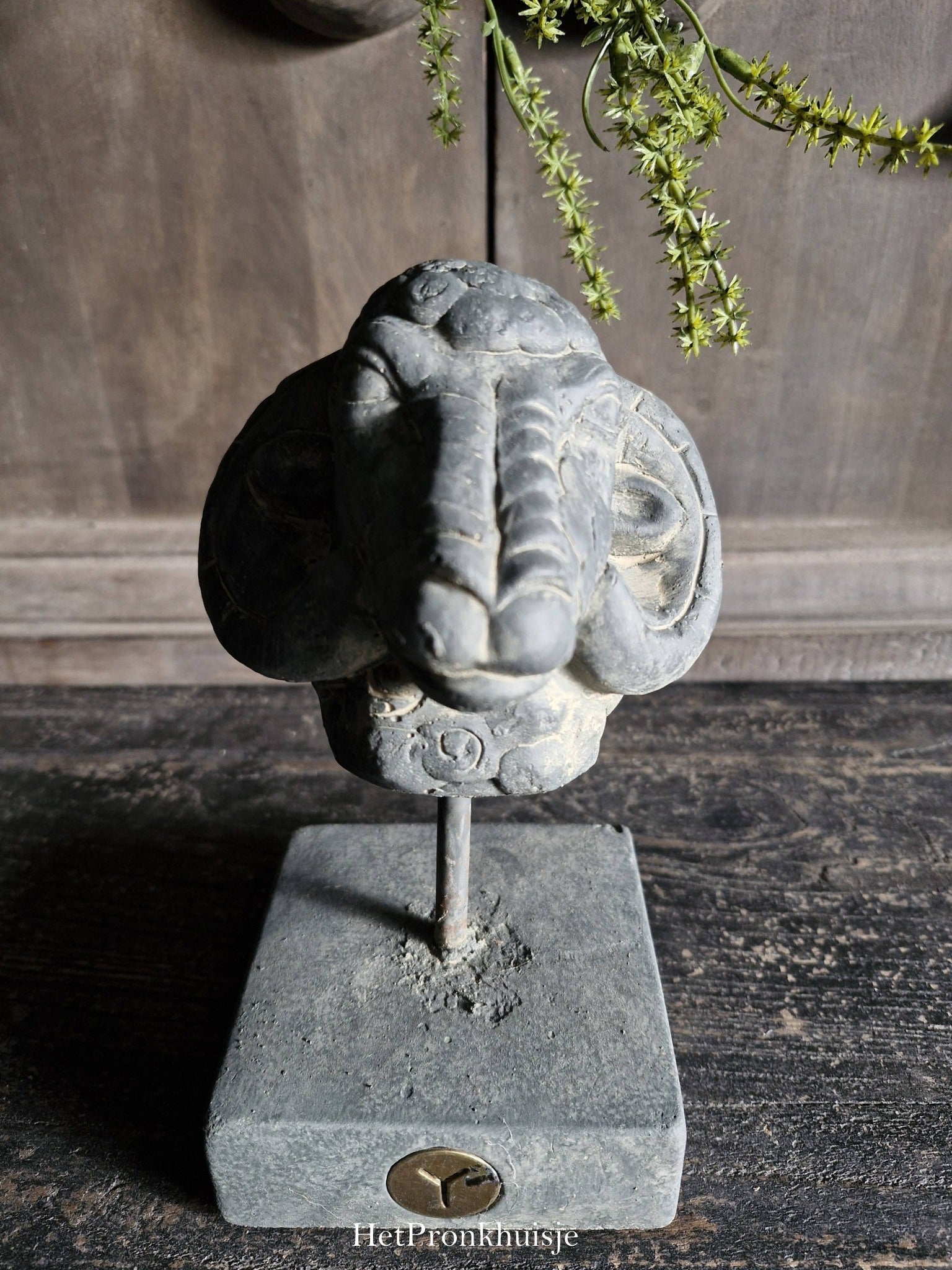 Brynxz. Ram op statief. Statue ram at iron. Majestic Vintage