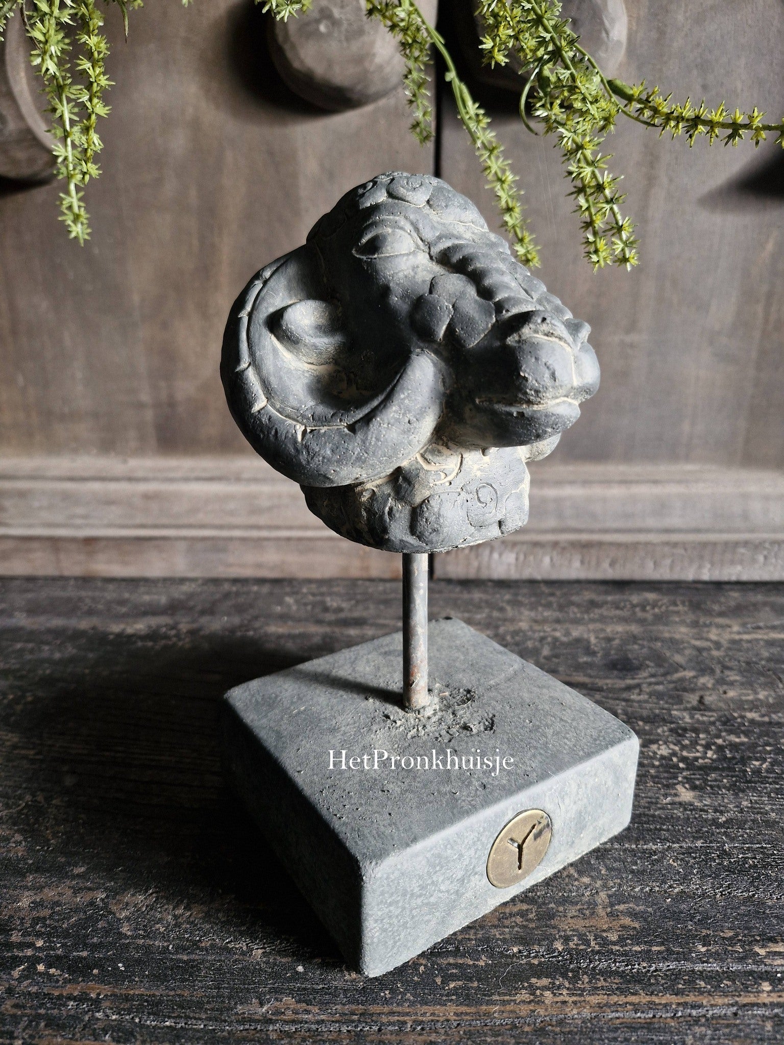 Brynxz. Ram op statief. Statue ram at iron. Majestic Vintage