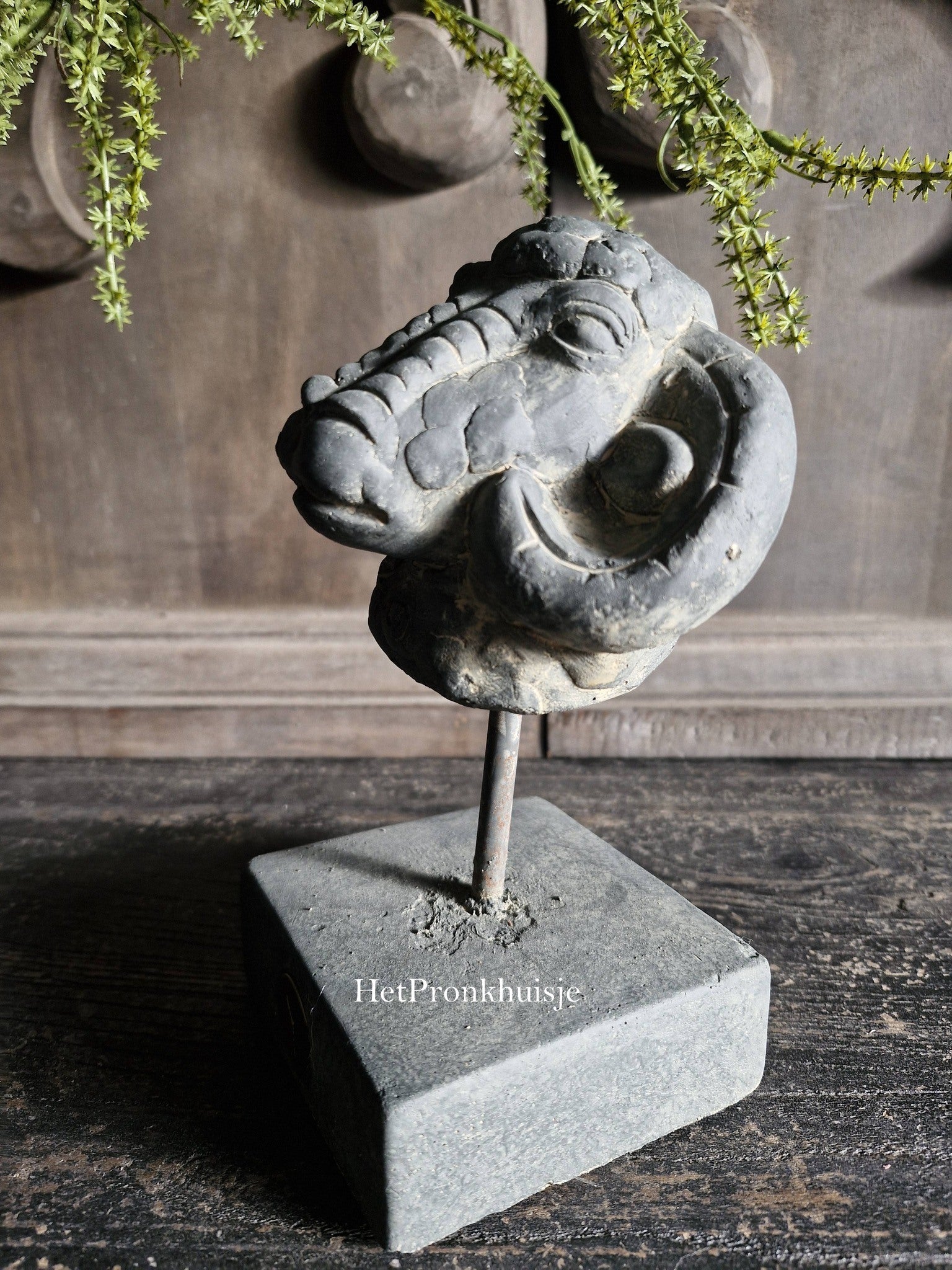 Brynxz. Ram op statief. Statue ram at iron. Majestic Vintage