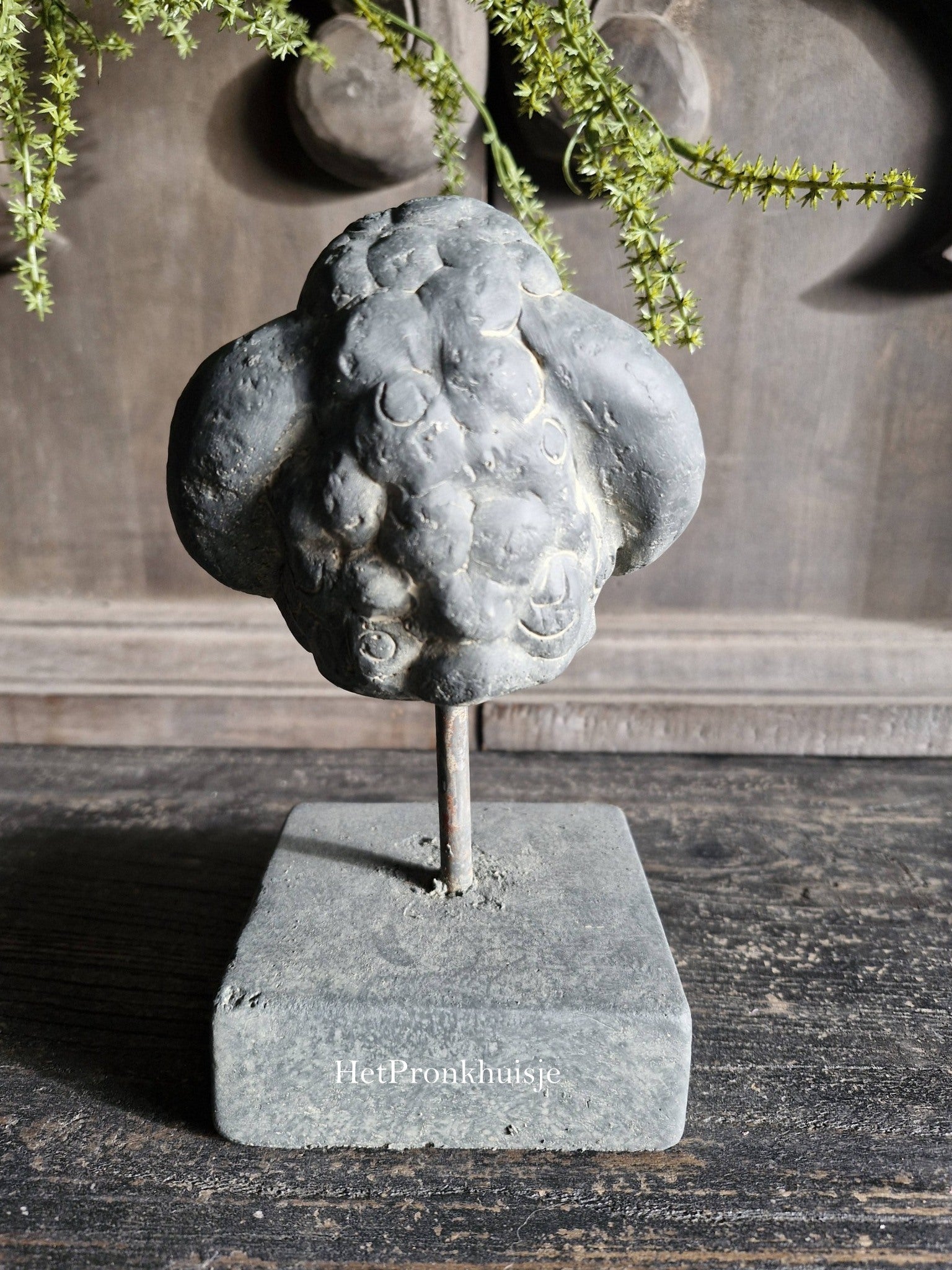 Brynxz. Ram op statief. Statue ram at iron. Majestic Vintage