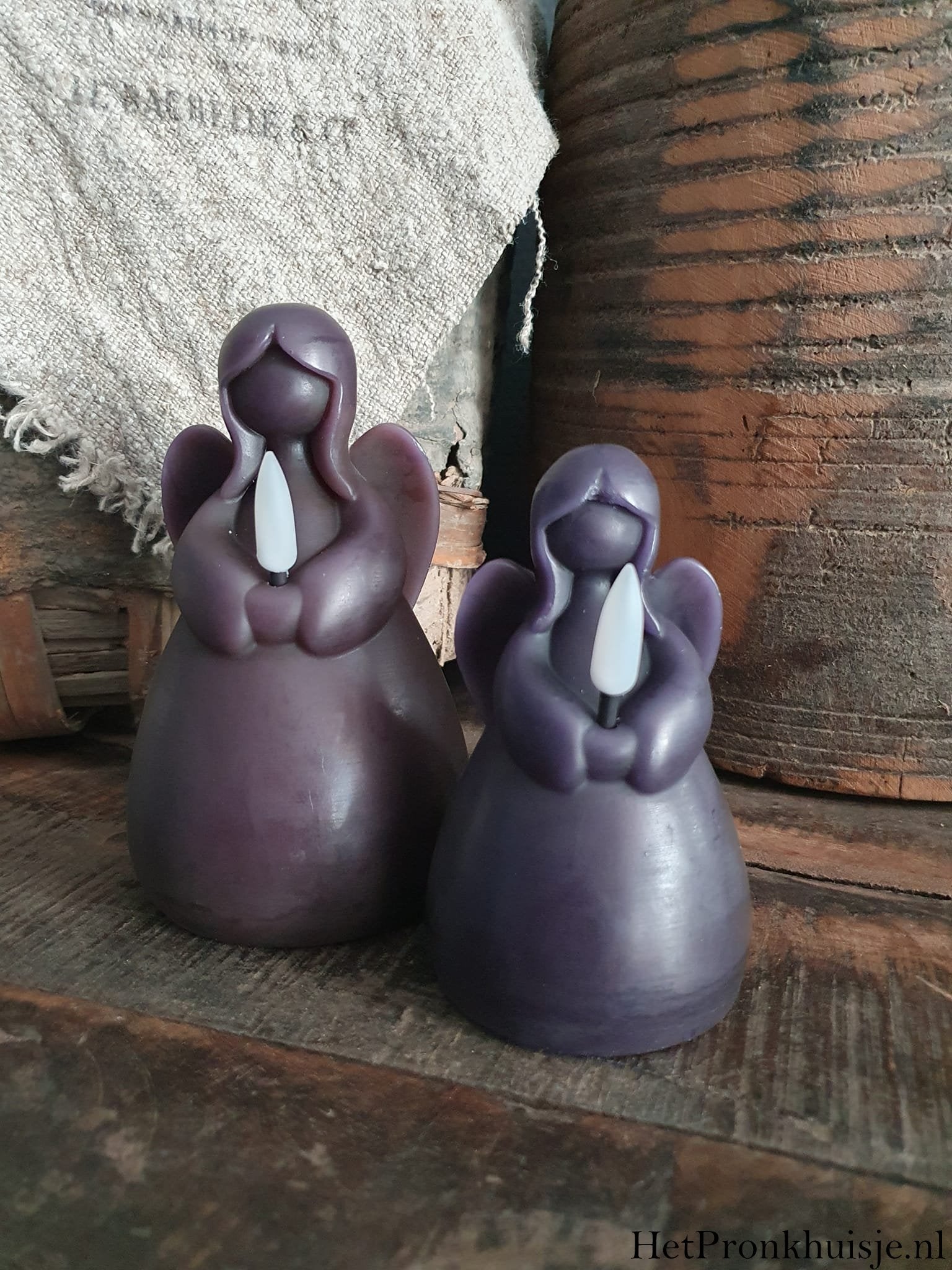 Countryfield kaars engel met led. Zwart / aubergine.