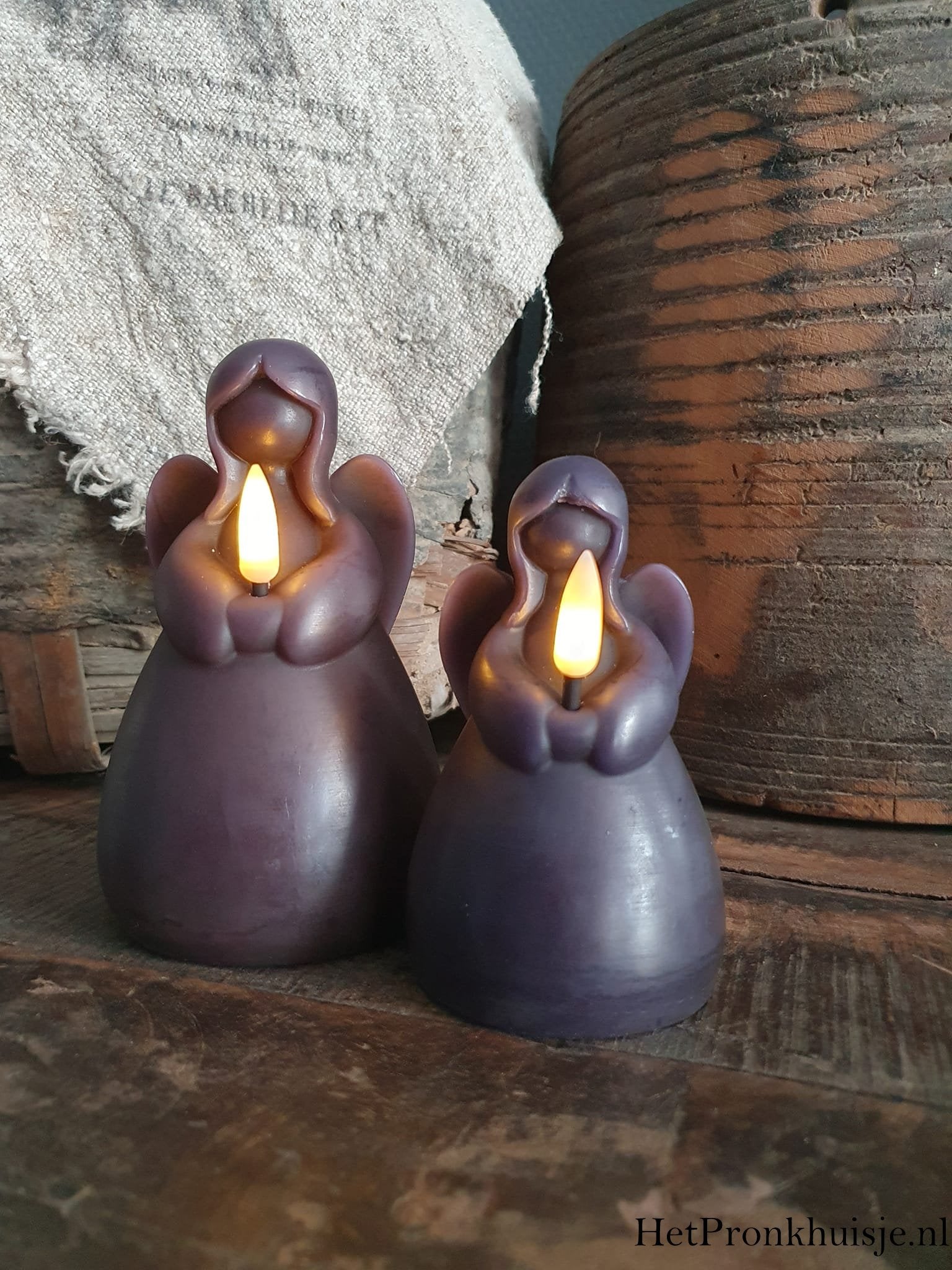 Countryfield kaars engel met led. Zwart / aubergine.