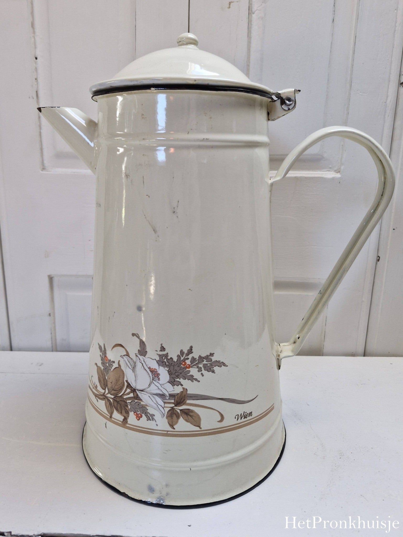 Crème emaille kan met bloemen