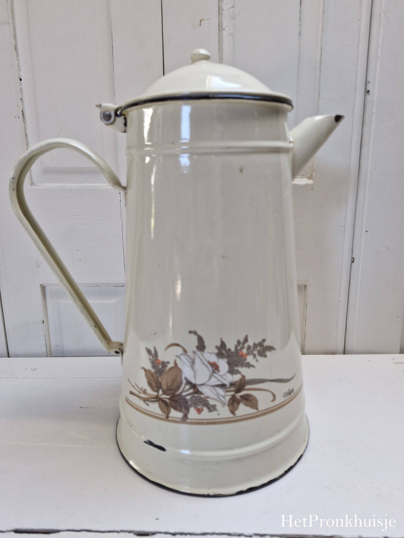Crème emaille kan met bloemen