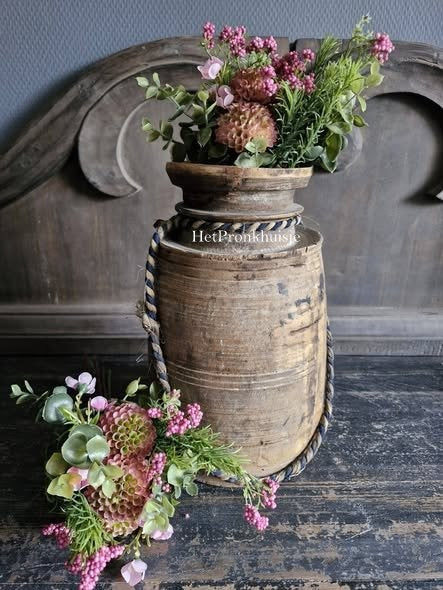 Dahlia kunst boeket. Donker roze
