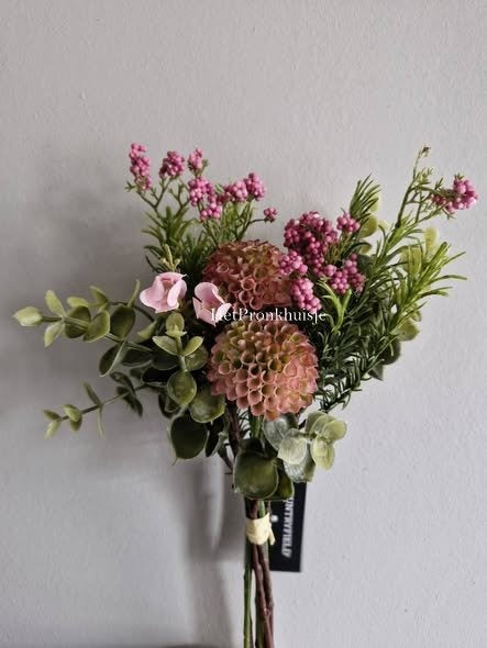 Dahlia kunst boeket. Donker roze