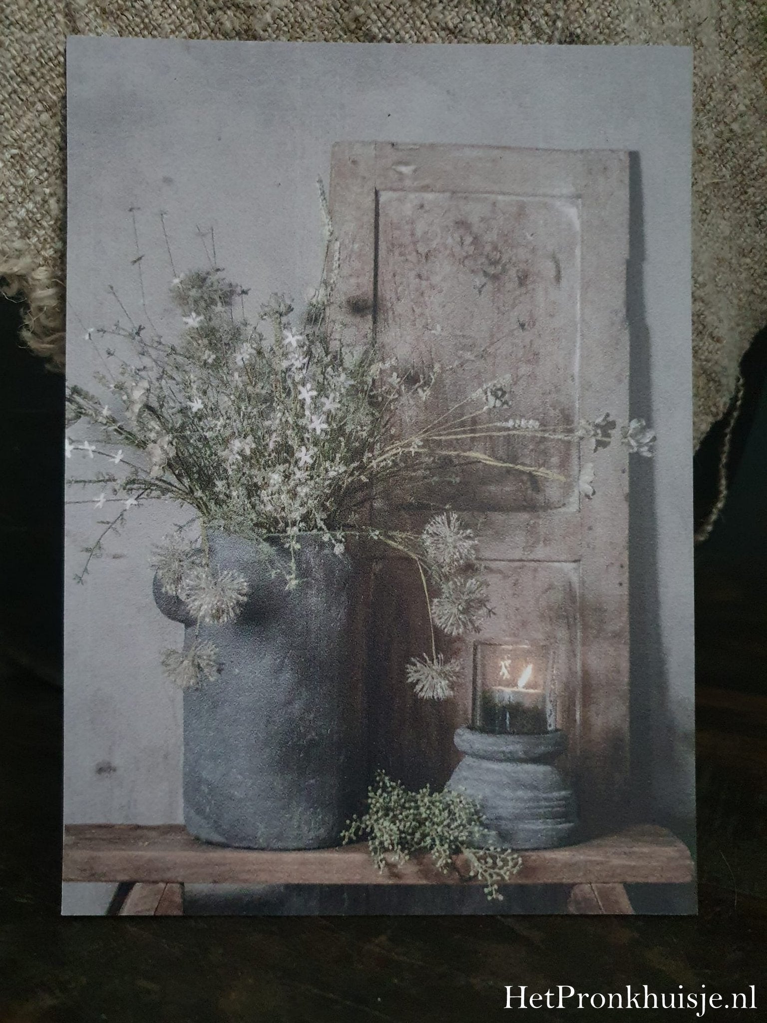 Fotokaart. Houten luik met bloemen