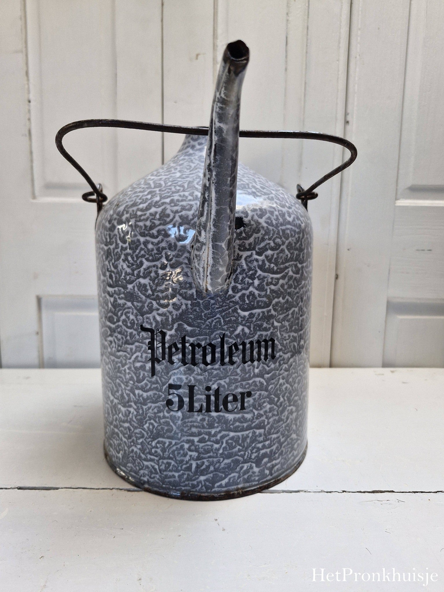 Grijs emaille petroleum kan