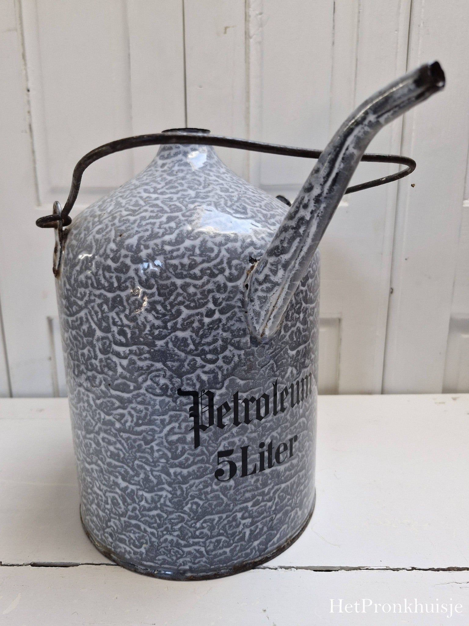 Grijs emaille petroleum kan