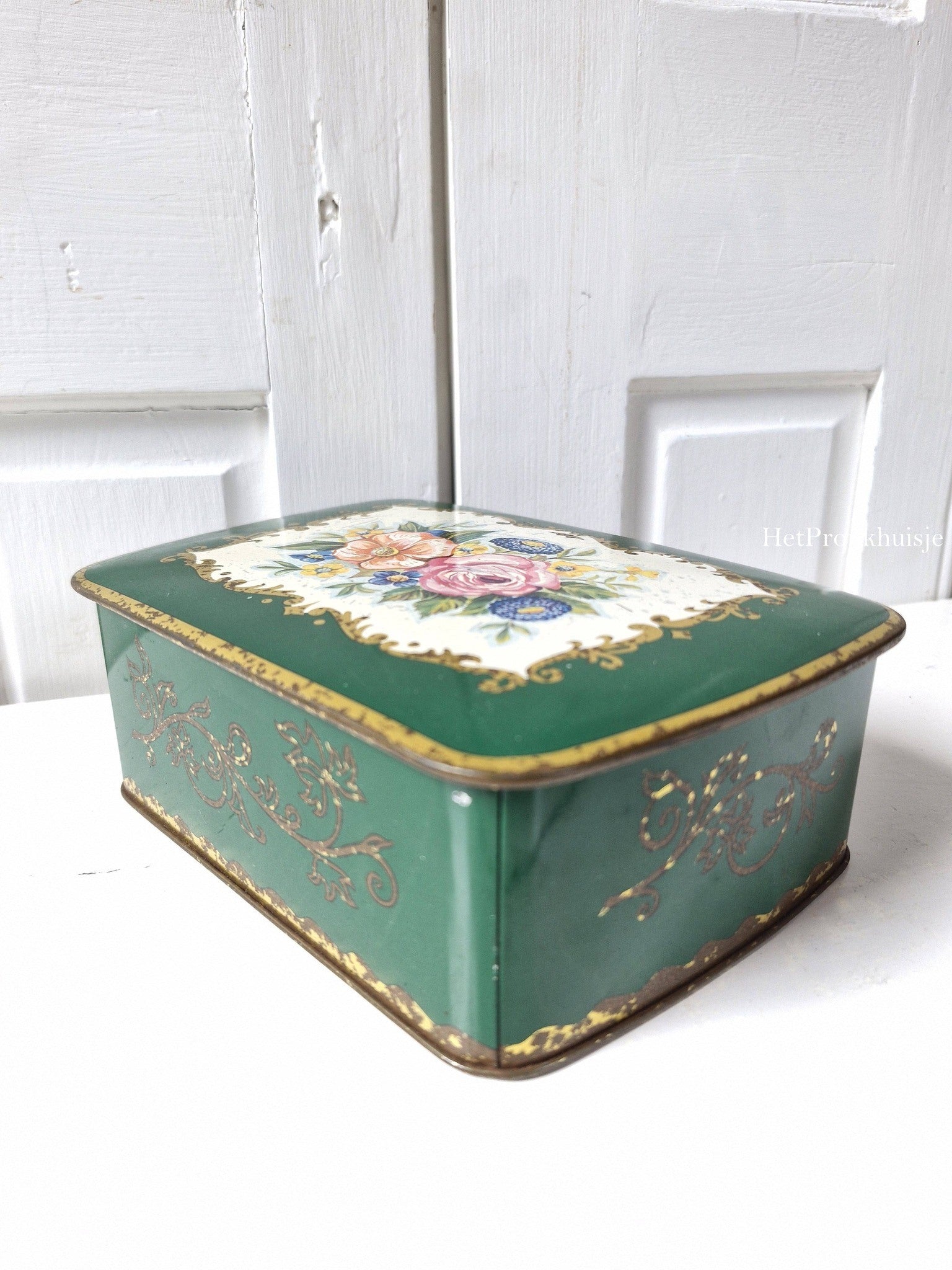 Groen blik met bloemen