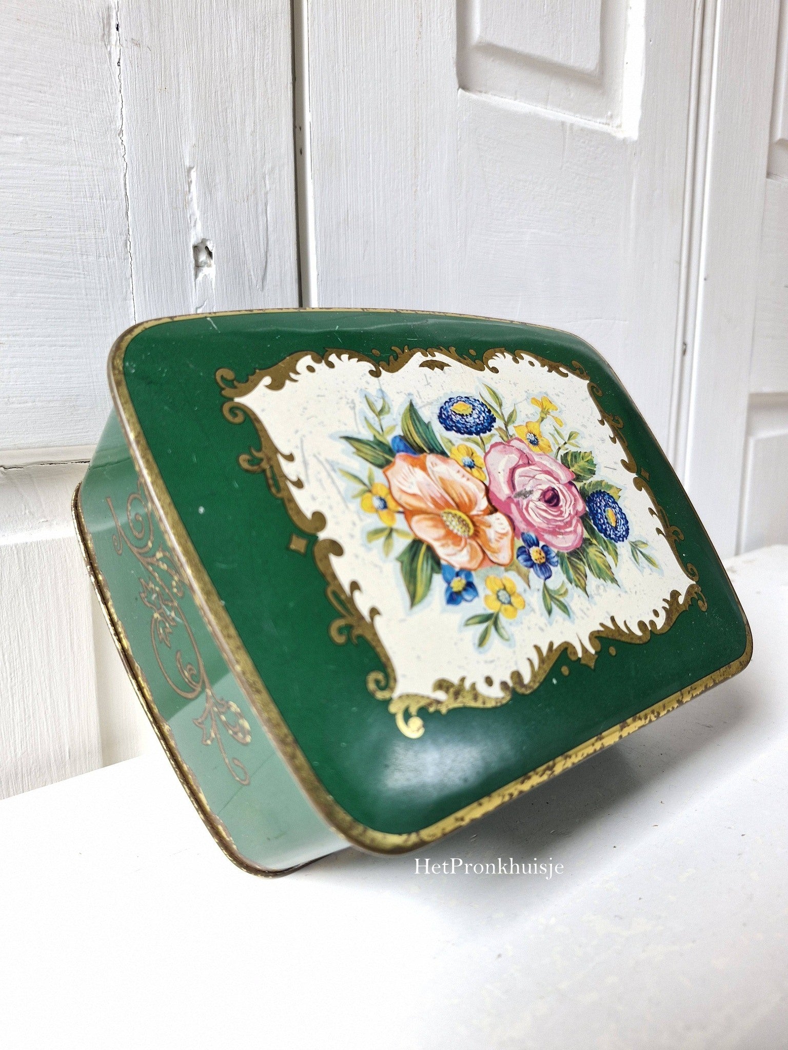 Groen blik met bloemen
