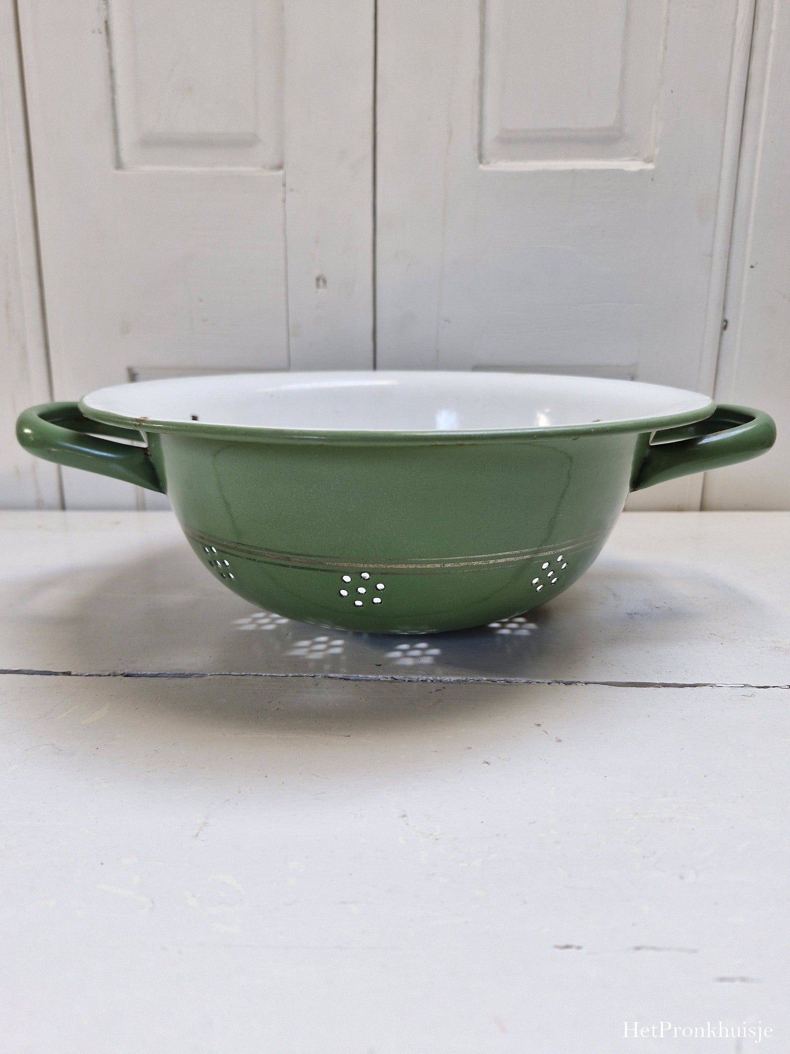 Groen emaille vergiet