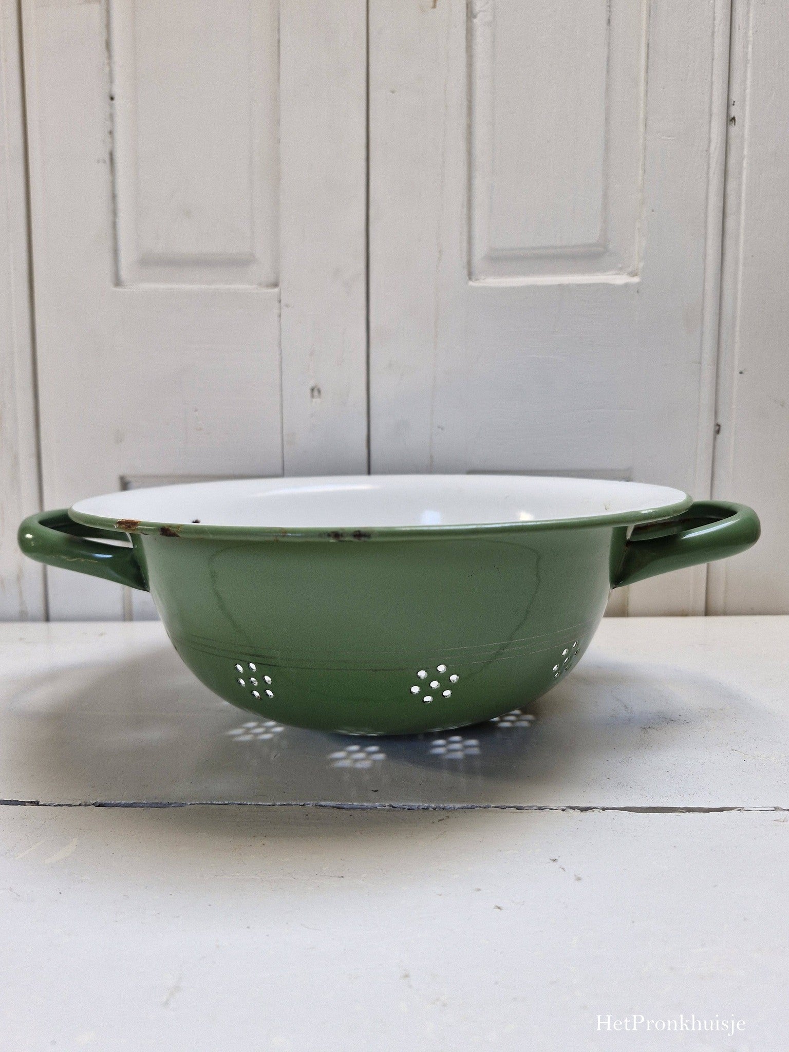 Groen emaille vergiet