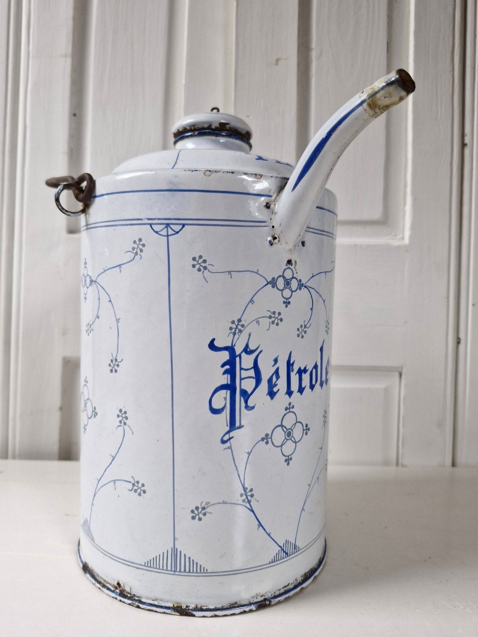 Grote petroleumkan. Blauw saks