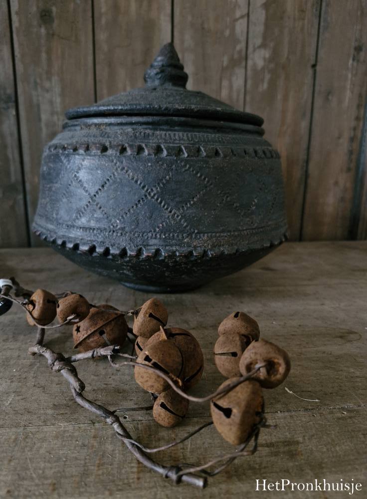 Guirlande met roestige bellen. Middel