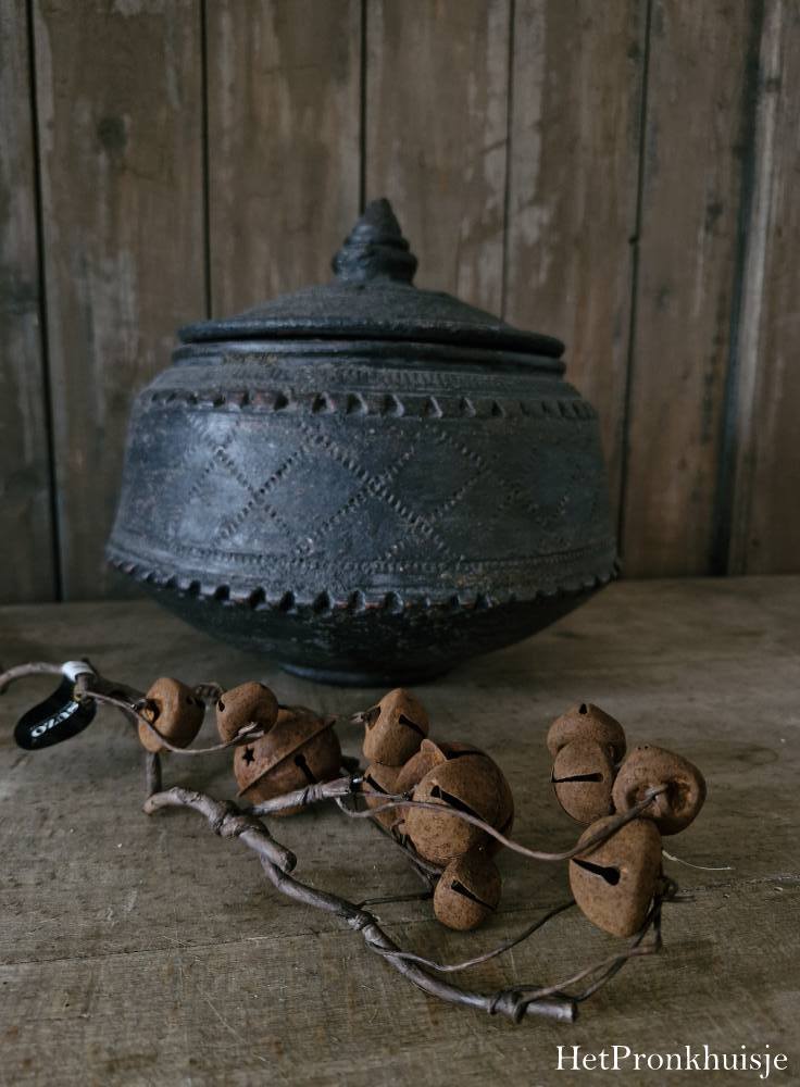Guirlande met roestige bellen. Middel