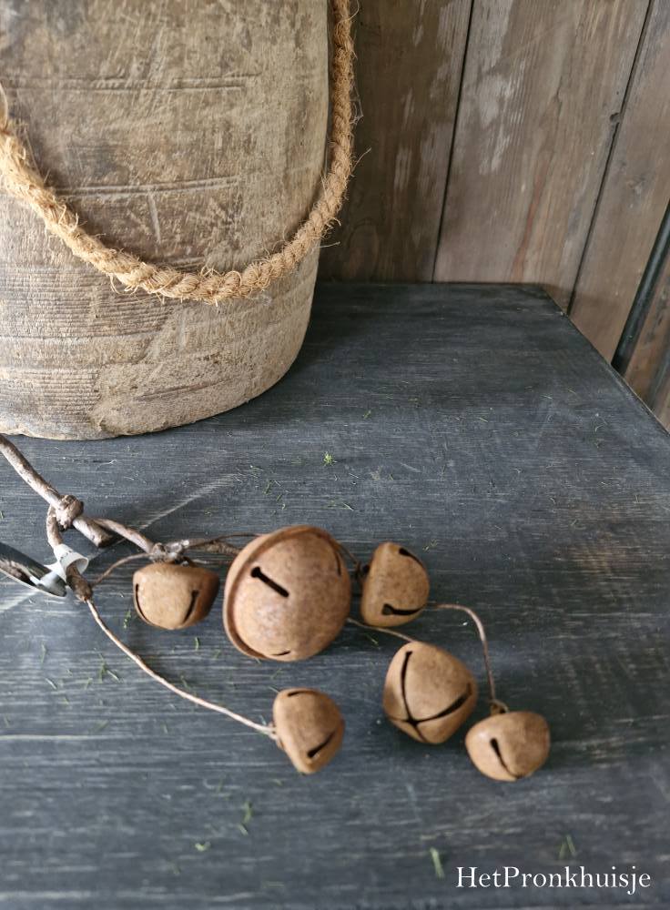 Guirlande met roestige bellen. Small