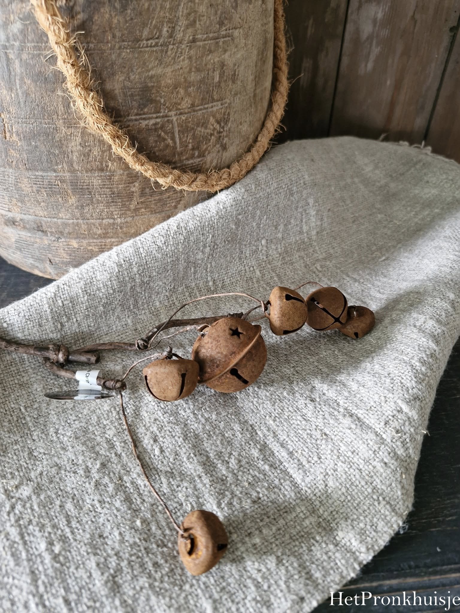 Guirlande met roestige bellen. Small