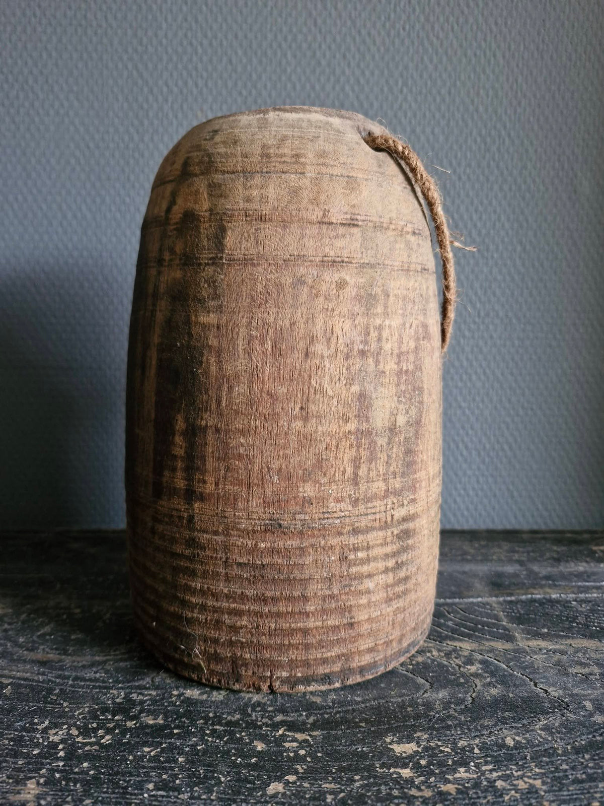 Houten kruik met touw