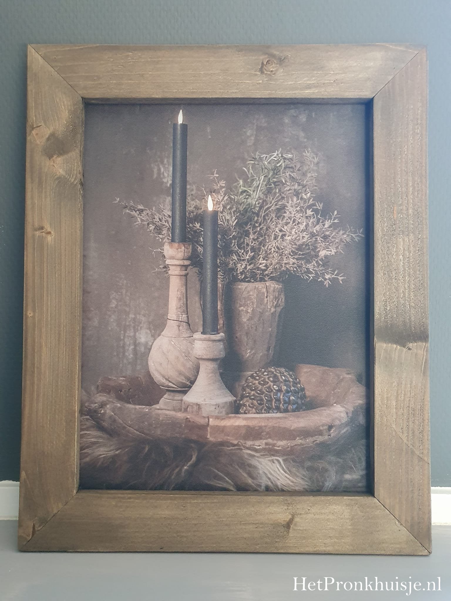 Ingelijste wanddoek. Kandelaren in schaal